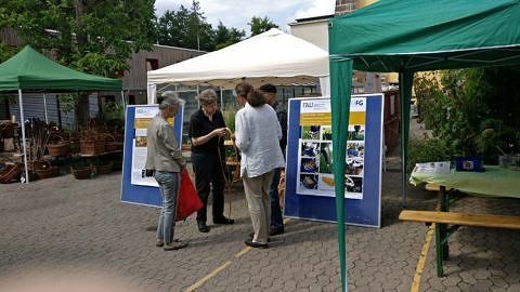 I. Hohenester (2. v.l.) erklärt interessierten Besuchern unsere Lindenbastaktion.