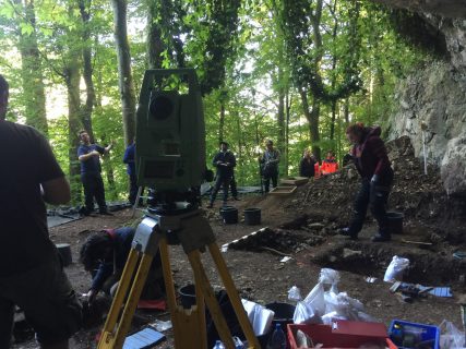 Besuch eines Filmteams in der Klausenhöhle.