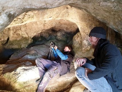 Es wird enger - G. Möller und M. Hattermann MA in der "Haupthalle" der Höhle