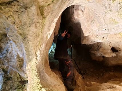 Es wird immer enger, aber die Zuversicht ist ungebrochen - Durchgang in den hinteren Teil der Felsenhäuslhöhle