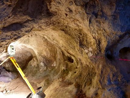 Mit dem Laserstrahl in der dunklen Enge der Höhle