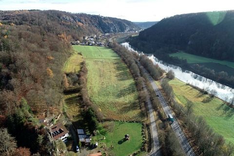 In der Altsteinzeit ein Zentrum Bayerns: Das Altmühltal vom Felsenhäusl (vorne links) bis zu den Klausenhöhlen (im Schatten an der rechte Flussseite) und der Sesselfelsgrotte (direkt gegenüber in Essing, an der linken Flussseite)