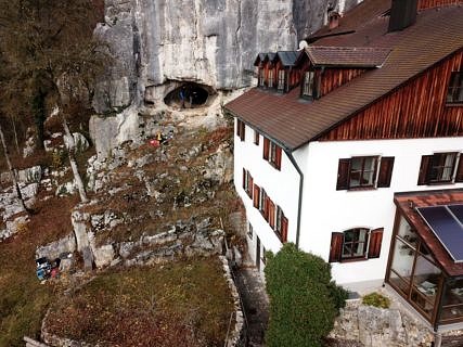 Höhle in senkrechter Wand: Die Felsenhäuslhöhle bei Essing