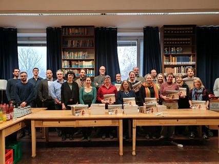 Ein schlagkräftiges Team - Studierende, Dozierende und Angestellte der drei Institute.