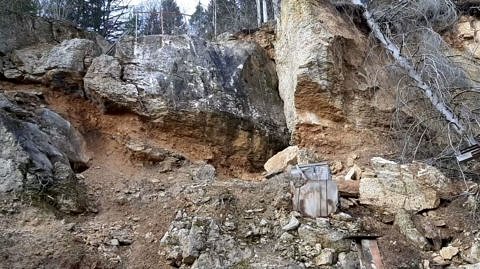 Die Höhlenruine von Hunas - über Jahre hinweg Schauplatz von Ausgrabungen
