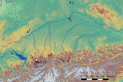 Sigiswanger Horn Alpe 4 (Stern) und die Silexvorkommen (rote Dreiecke), aus denen die Rohstoffe für die Artefakte stammen. 1 Sonderbuch-Seissen, 2 Ensberg-Seulohe, 3 Abensberg, 4 Rofangebirge, 5 Karwendelgebirge, 6 Halblech, 7 Rheingletscher/Argen, 8-12 Aufschlüsse bei Oberstdorf (verschiedene Rohstoffe), 13 Kleinwalsertal. Aus den Vorkommen 1-3 sind nur Einzelstücke vorhanden, aus 4 und 7 nur jeweils 2 Artefakte. Die meisten Funde wurden aus Radiolarit aus dem Kleinwalsertal und der Region Oberstdorf hergestellt (Werner Schön und Birgit Gehlen; Kartengrundlage: https://www.eea.europa.eu/data-andmaps/ data/digital-elevation-model-of-europe#tab-figures-produced; http://gaia.geosci.unc.edu/rivers/).