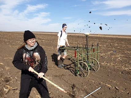 Spätwinter in der Moldau: M. Trodler (in Shorts) und A. Botsch im Einsatz.