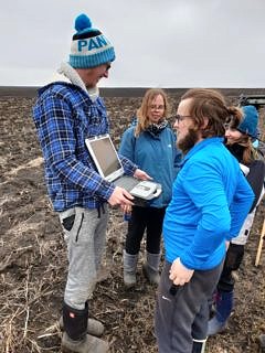 Team Blau bei der Datenauswertung im Feld: M. Trodler, A. Botsch, C. Kruckenberg und A. Dittes.