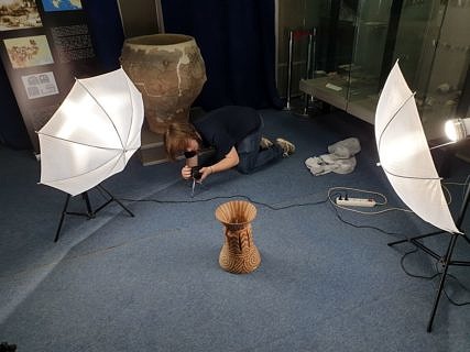 C. Kruckenberg zeigt vollen Einsatz bei der Aufnahme eines Cucuteni-Gefäßes.