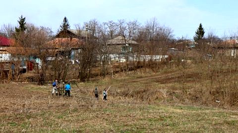 Leider ohne Befund: Malu Galben, Prospektion am Rande des Dorfs Mitoc.