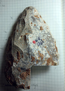Faustkeil aus Qesem, beprobt im rechten unteren Teil. Das Rohmaterial stammt mit hoher Wahrscheinlichkeit aus einer bergmännischen Gewinnung (mittels Pingen).