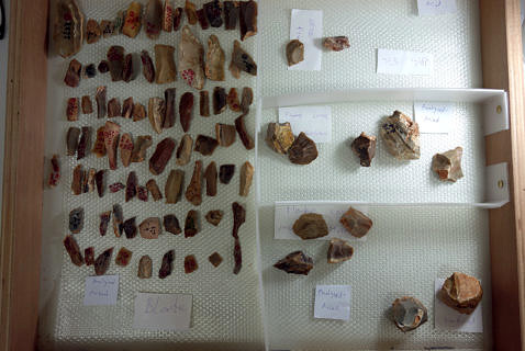 Funde aus dem Magazin der Grabung (Tel Aviv University): die Klingen auf der linken Seiten gehören zum „Amudien“, das zusammen mit dem „Yabrudien“ und dem „Yabrudien-Archeuléen“ das „Acheulo-Yabrudien“ bildet.