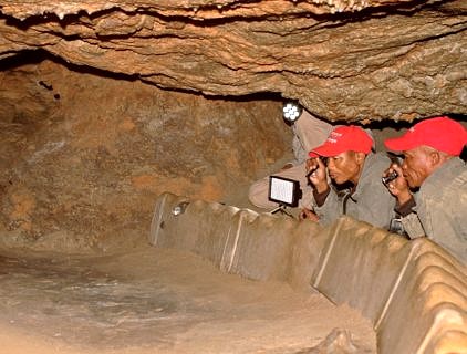 Ui Kxunta und Thui Thao während des Tracking in Caves Projektes im Jahr 2013 in der Höhle von Niaux (Foto: Tracking in Caves).