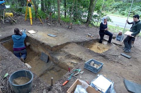 Troisdorf-Ravensberg. Ausgrabung am Rande der Niederrheinischen Bucht im Jahr 2015. Hier haben Neandertaler den lokal vorkommenden Quarzit einer kritischen Qualitätsprüfung unterzogen (© Andreas Pastoors).