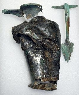 Etruskische bronzene Schnabelkanne aus Ostrov bei Pilsen, Detail vom Henkel (Höhe-25,2 cm).