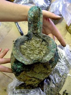Etruskische bronzene Schnabelkanne aus Ostrov bei Pilsen kurz nach der Ausgrabung.