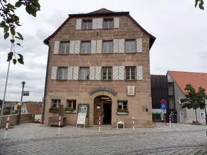 Der Blick von außen auf das Heimatmuseum Cadolzburg.