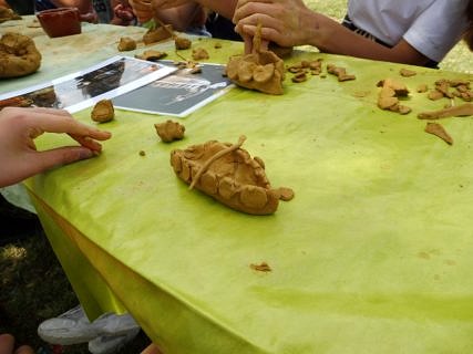 Beim Nachtöpfern des Tonschiffmodells.