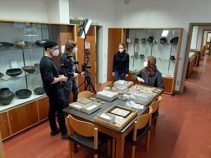 M. Hattermann MA berichtet dem Drehteam von seiner Arbeit am Material aus der Sesselfelsgrotte.