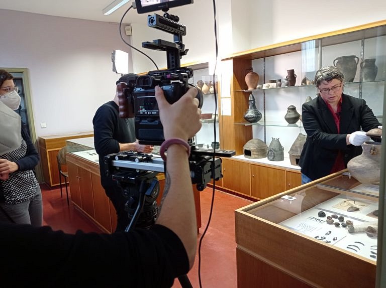 Unsere Sammlung in Szene gesetzt – TV-Dreharbeiten in der Prähistorischen Sammlung