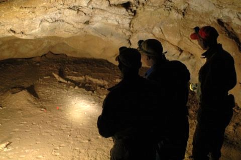 Tuc d’Audoubert, Salle des Talons. Die indigenen Experten für menschliche Fußabdrücke Tsamgao Ciqae, Thui Thao, Ui Kxunta bei der Arbeit (© Association Louis Bégouën & Tracking in Caves).