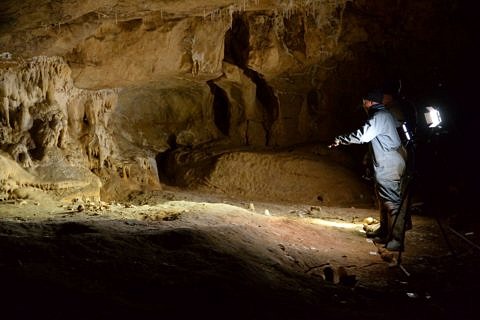 Tuc d’Audoubert, Galerie des Effendrements. . Die indigenen Experten für menschliche Fußabdrücke Tsamgao Ciqae, Thui Thao, Ui Kxunta bei der Arbeit (© Association Louis Bégouën & Tracking in Caves).