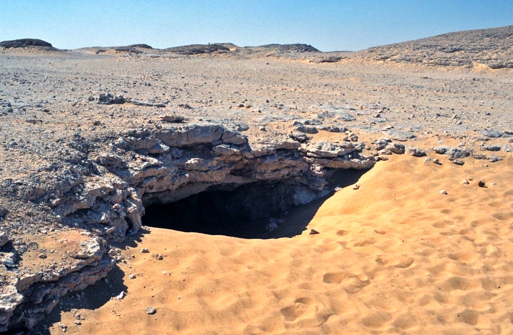 Djara, Abu-Muharik-Plateau. Eingang zur Tropfsteinhöhle in Djara im Jahr 1999 (© Andreas Pastoors).