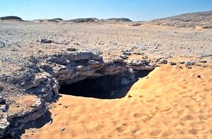 Djara, Abu-Muharik-Plateau. Eingang zur Tropfsteinhöhle in Djara im Jahr 1999 (© Andreas Pastoors).