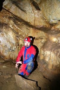 Kapelle, Mäanderhöhle. Gerhard Winterstein † im Jahr 2013 mit uns in der Höhle; hier unmittelbar vor der Stelle B (© Andreas Pastoors).