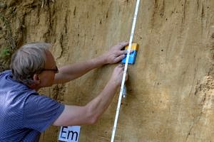 Rheindahlen. Martin Kehl beim Putzen eines Profils an der Westwand im Jahr 2017 (© Andreas Pastoors).