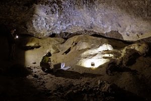 Feldhofhöhle. Situation der Untersuchungen im Jahr 2017, ganz schön dunkel (© Andreas Pastoors).