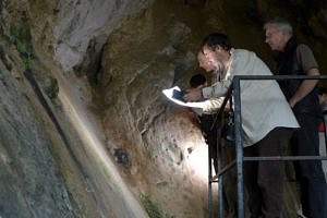 Grotta delle Incisioni dell’Addaura. Die Arbeitsgruppe bei der Lektüre der Felsbilder im Jahr 2015 (© Andreas Pastoors).