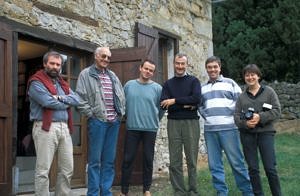 Pujol, Montesquieu-Avantès. Vor der Bibliothek im Jahr 1995 (von links nach rechts): Gilles Tosello, Jean Clottes, Andreas Pastoors, Robert Bégouën, François Faist und Carole Fritz (© Association Louis Bégouën).