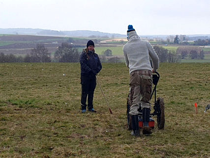 Erste Studierende der Archäologischen Wissenschaften lernen den Umgang mit dem GPR-Gerät.