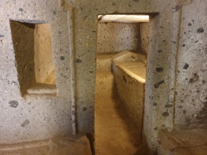 Eine der Grabkammern im Inneren eines Tumulus aus Cerveteri.