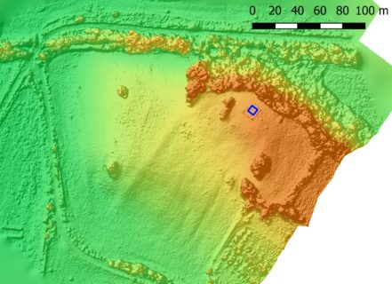 Das Drohnenmodell des Fundplatzes. In blau: unser Schnitt auf dem Plateau von Bufalareccia.
