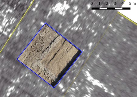 Das Orthofoto der Grabung auf dem GPR-Ergebnis. Gut sichtbar: Die Mauerzüge und ein Dolium (Vorratsgefäß) im Norden der Fläche.