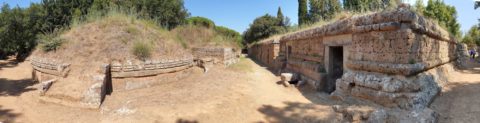 Tumuli und rechteckige Grabbauten in der etruskischen Nekropole von Cerveteri.
