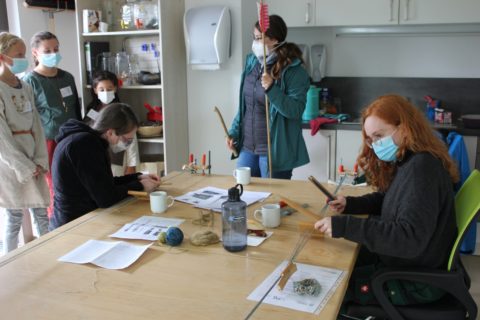 Öffentlichkeitsarbeit im Museum mit Demonstration und Erläuterung zu den angewendeten Techniken.