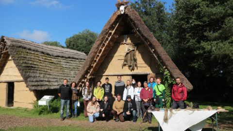 Zum Artikel "Raufen, Riffeln, Rösten: Internationaler Workshop zu prähistorischen Textilien am Federsee vom 24.-30.8.2021"