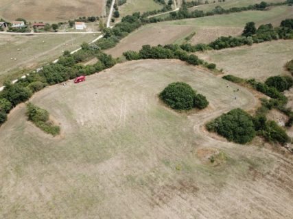 Unser Fundplatz De rote Bus steht mitten in der Villa!