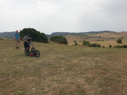 Neuer Technik im Einsatz: M. Trodler (links) und L. Drake bei der GPR-Begehung.