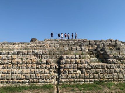 Vor zweieinhalb tausend Jahren so groß wie das Parthenon in Athen: Der Ara della Regina in Tarquinia.