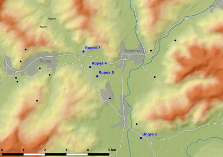 Die Region um Rupea: Schwarze Punkte: Archäologische Fundplätze. Blaue Punkte: Bereits untersuchte Fundplätze.