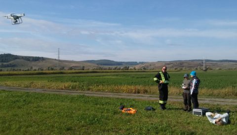 A. Dittes und A. Botsch bei der Arbeit mit der Drohne.