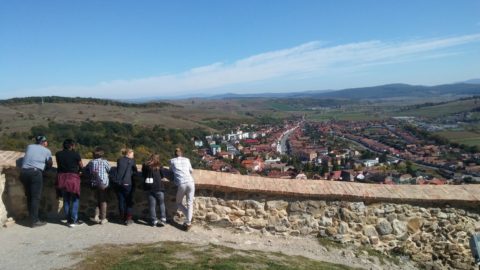 Von der Festung Rupea aus betrachtet das Team das Umland mit seinen zahlreichen Fundplätzen.