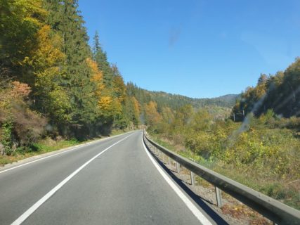 Über einsame Landstraßen geht es über die Karpaten.