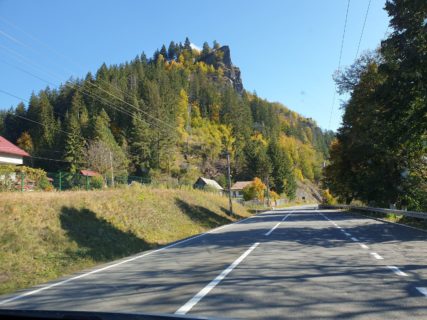 Kleine Dörfer und große Felsen säumen dabei den Weg in Richtung Passhöhe.