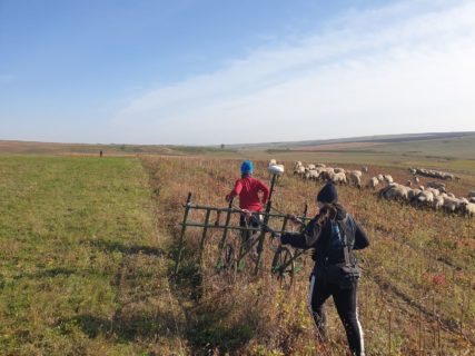 Landschaftlicher Kontrast: K. Roderus und A. Botsch bei der Arbeit auf den sanften Hügeln des Moldawischen Plateaus.