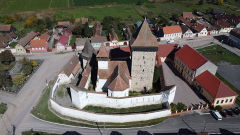 Von der beobachteten Drohne aus: Die Kirchenburg von Homorod.